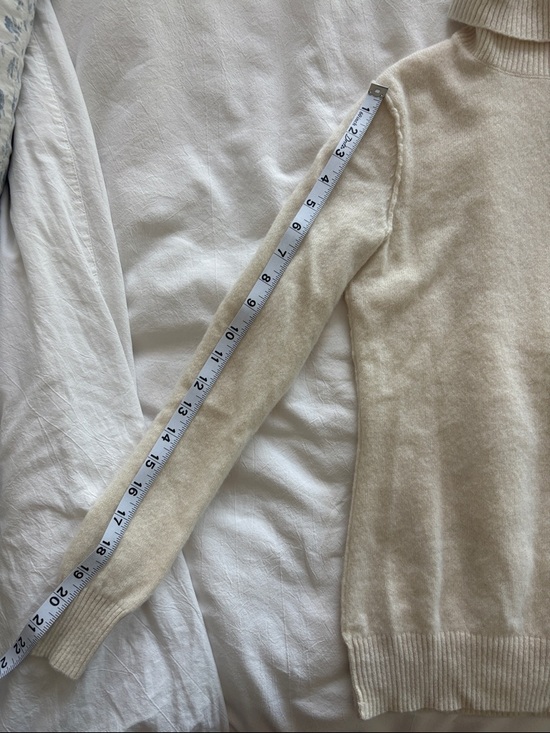 100% cashmere Cream Turtleneck Sweater - Picture 5 of 6